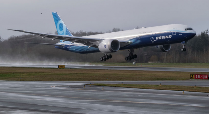 Великобритания спира полети на Боинг 777